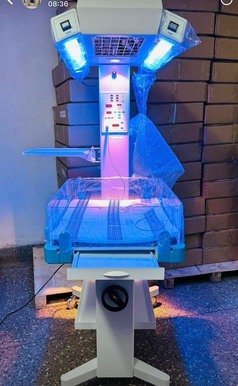 Radiant baby warmer with phototherapy lamp