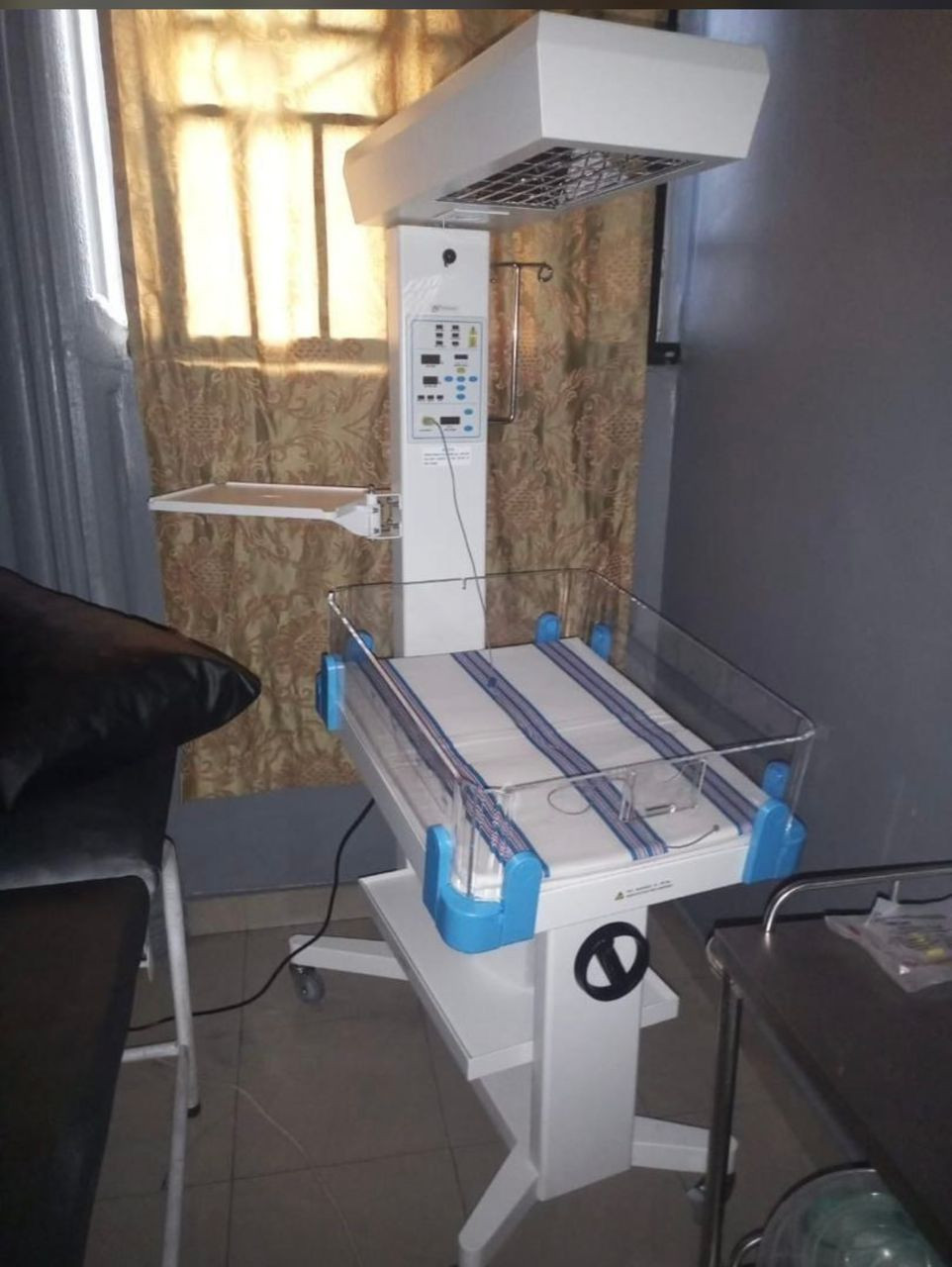 Radiant baby warmer